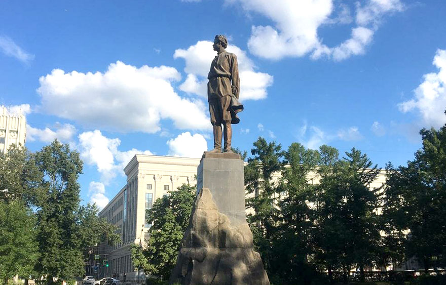 Памятник Максиму Горькому на площади Горького