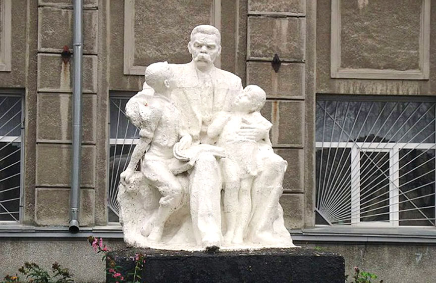 Памятник Максиму Горькому с детьми - лицей