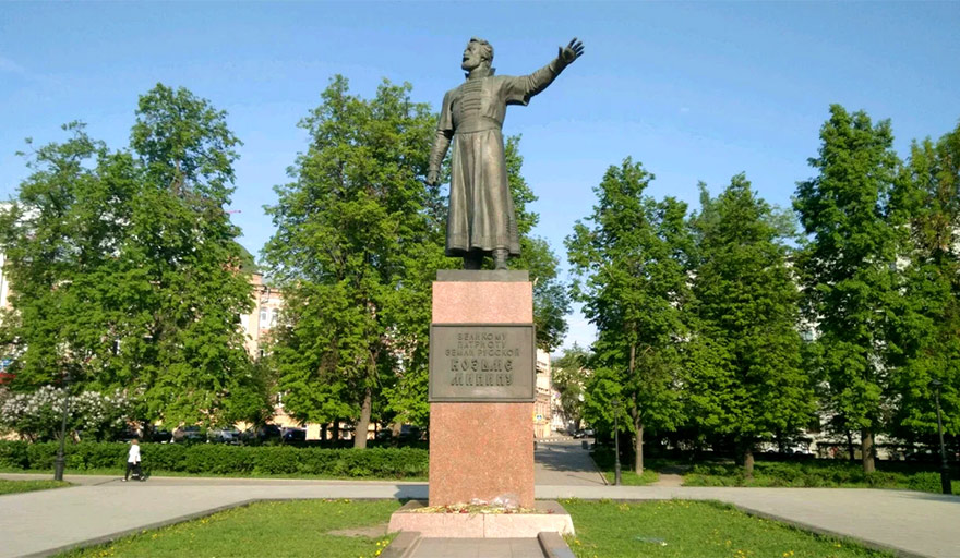 Площадь Минина - памятник Минину