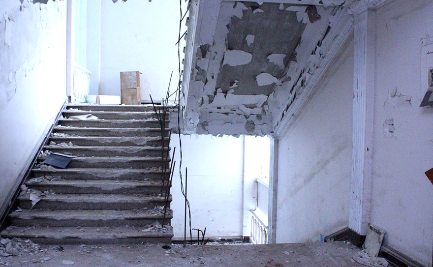 Гостиница Россия разрушение лестницы