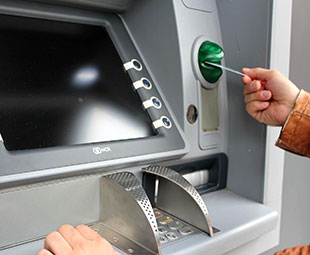 Что делать, если банкомат «зажевал» карту и не выдает её обратно?