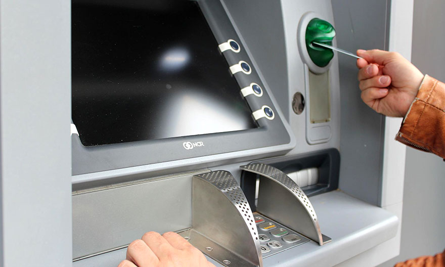 Что делать, если банкомат «зажевал» карту и не выдает её обратно? - изображение