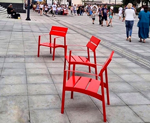Новые красные стулья поставили вместо украденных на улице Большой Покровской в Нижнем Новгороде