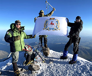 Флаг Нижегородской области доставлен на вершину Эльбруса