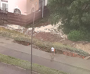 Обвал грунта и тротуара случился после утреннего дождя в ЖК «Седьмое небо» в Нижнем Новгороде