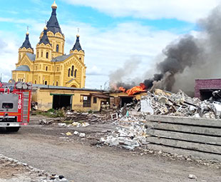 Неэксплуатируемый гараж загорелся на Стрелке в Нижнем Новгороде