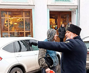 Городовые ликвидировали пробку на улице Рождественской в Нижнем Новгороде