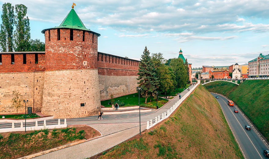 Новую смотровую площадку открыли под кремлёвской стеной в Нижнем Новгороде - изображение