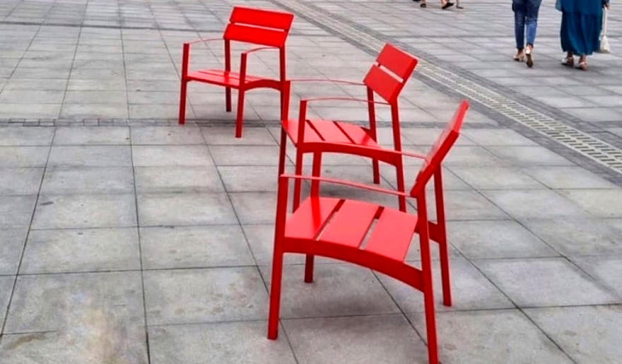 Новые красные стулья поставили вместо украденных на улице Большой Покровской в Нижнем Новгороде - изображение