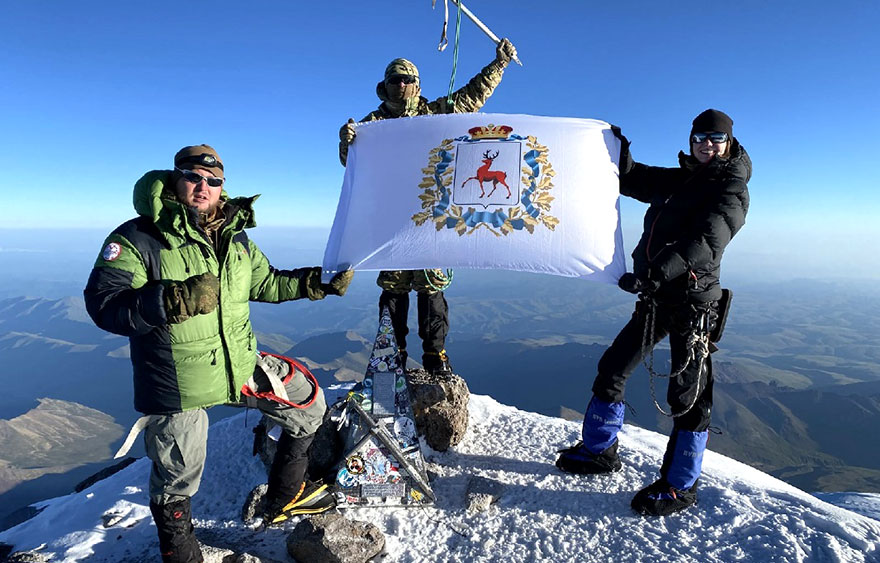 Флаг Нижегородской области доставлен на вершину Эльбруса - изображение