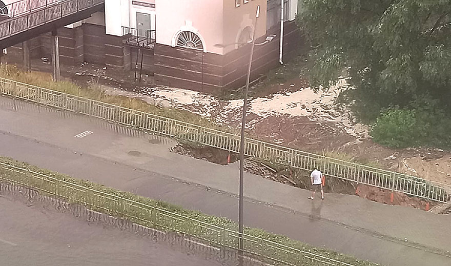 Обвал грунта и тротуара случился после утреннего дождя в ЖК «Седьмое небо» в Нижнем Новгороде - изображение