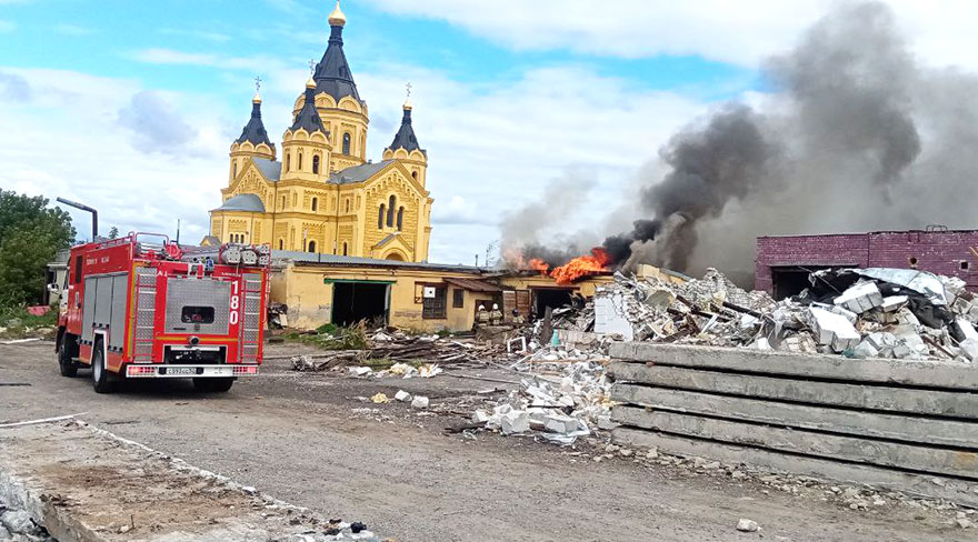 Неэксплуатируемый гараж загорелся на Стрелке в Нижнем Новгороде - изображение