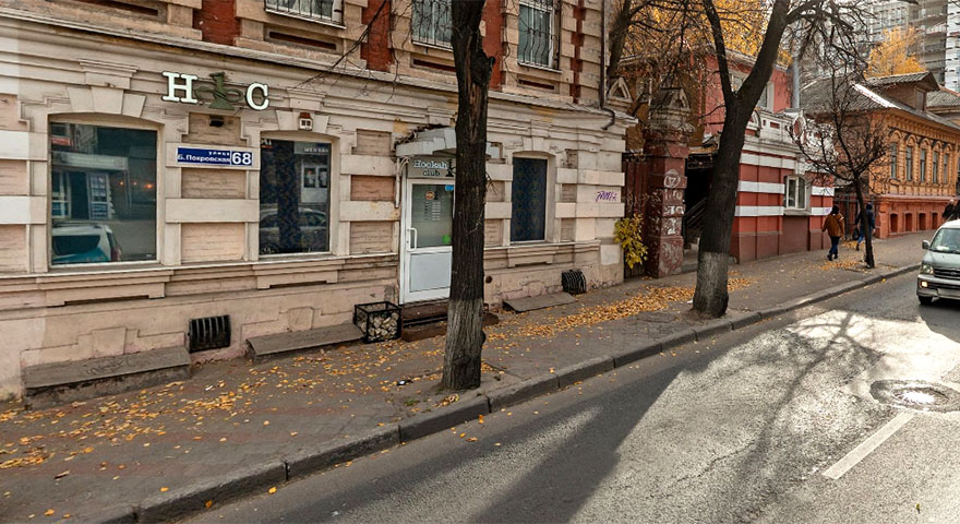 При благоустройстве улицы Большой Покровской в Нижнем Новгороде деревья обкладывают брусчаткой и заливают цементом - изображение