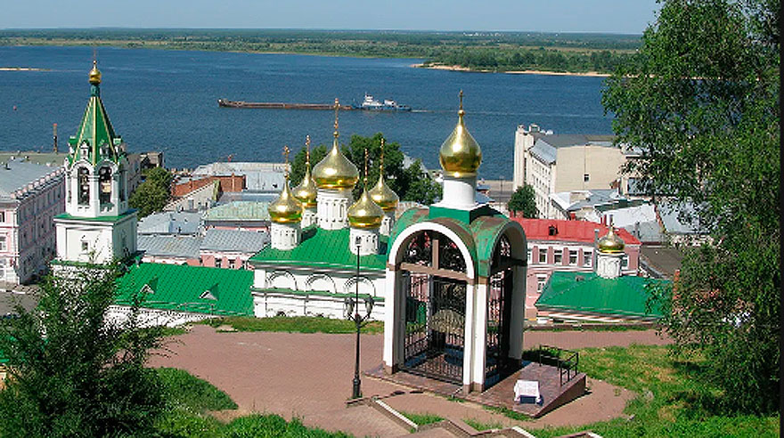 Купол над набатным колоколом у подножья Нижегородского кремля накренился - изображение