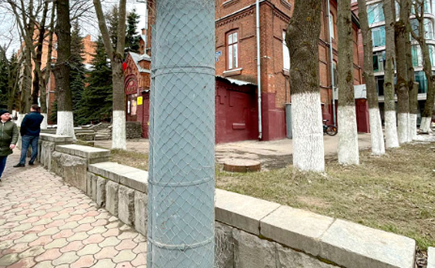 Столбы и опоры освещения обтянут сеткой Рабица в Нижнем Новгороде - изображение
